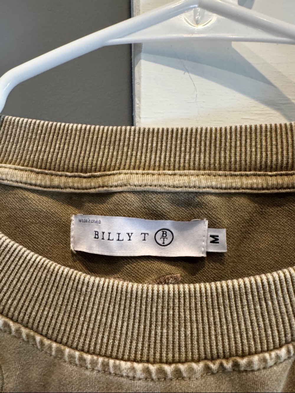Billy T Crewneck Sweatshirt with embroidered Roses - Picture 2 of 2